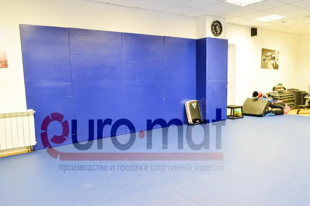 Синие стеновые протекторы с кик-щитом в зале единоборств FIT'N'FIGHT