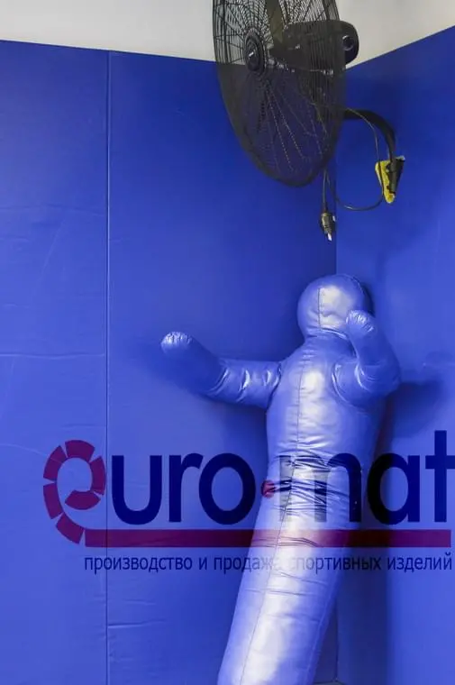 Борцовский манекен у синих стеновых протекторов в зале FIT'N'FIGHT
