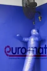 Борцовский манекен у синих стеновых протекторов в зале FIT'N'FIGHT