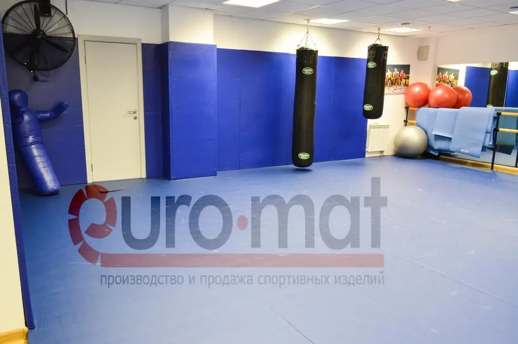 Полный вид зала FIT'N'FIGHT с протекторами, грушами и ролл-матами