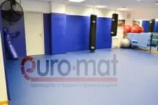Полный вид зала FIT'N'FIGHT с протекторами, грушами и ролл-матами
