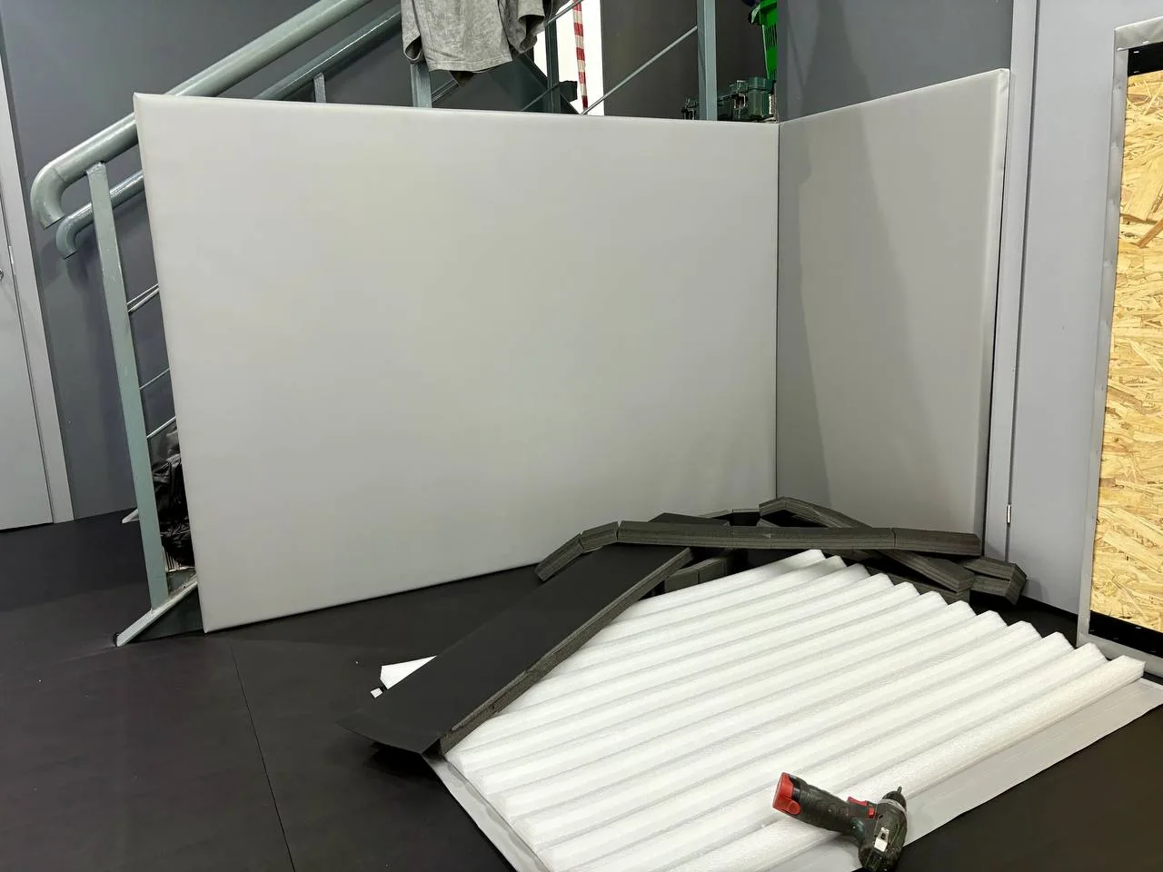 Угловой стеновой протектор 40 мм из ППЭ на углу лестницы