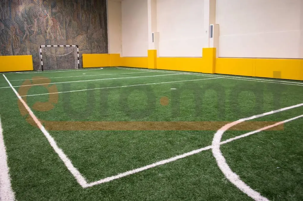Жёлтые стеновые протекторы в мини-футбольном зале с искусственным газоном