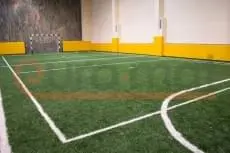 Жёлтые стеновые протекторы в мини-футбольном зале с искусственным газоном