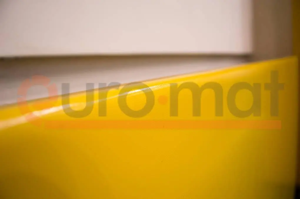 Жёлтый стеновой протектор крупным планом — крепление к стене в спортзале