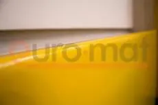 Жёлтый стеновой протектор крупным планом — крепление к стене в спортзале