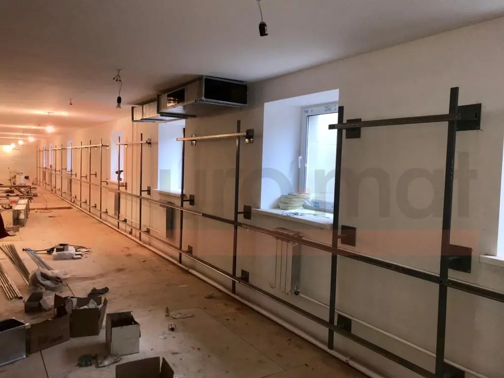 Металлический каркас для крепления стеновых протекторов в универсальном зале, подготовка к монтажу