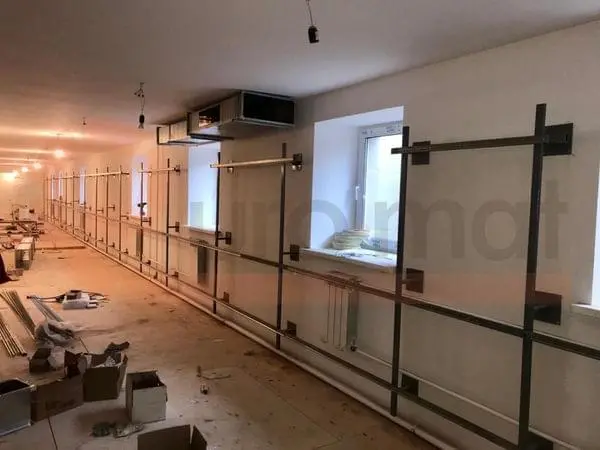 Металлический каркас для крепления стеновых протекторов в универсальном зале, подготовка к монтажу