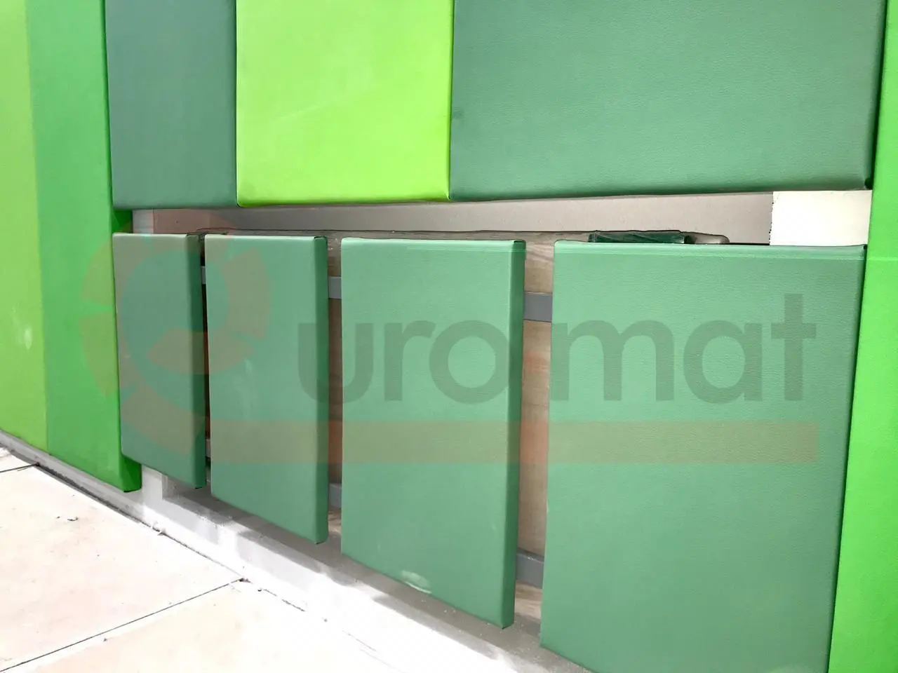 Детали крепления зелёных стеновых протекторов на батарею — откидные панели в спортзале