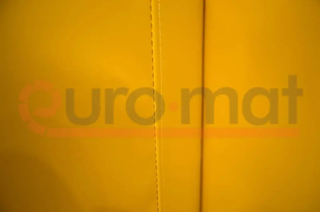 Жёлтый стеновой протектор крупным планом — виниловое покрытие и швы