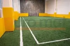 Жёлтые протекторы на колоннах в школьном зале мини-футбола с воротами