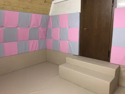 Стёганые розово-серые протекторы и белые маты в детской с поролоновой лестницей-горкой