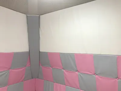 Розово-серые и белые стеновые протекторы до потолка в детской комнате с кондиционером