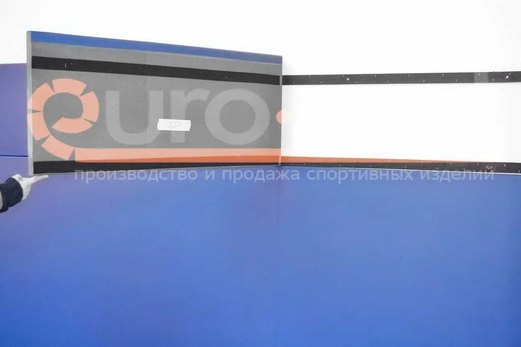 Синий стеновой протектор с видимой структурой пенного наполнителя при монтаже