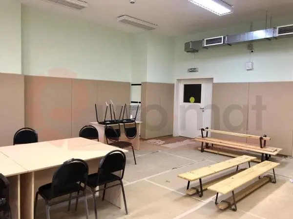 Бежевые стеновые протекторы вдоль стены спортзала детского сада с выходом и скамейками