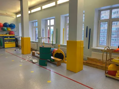 Жёлтые протекторы на колоннах в спортзале детского сада в Санкт-Петербурге с детским инвентарём