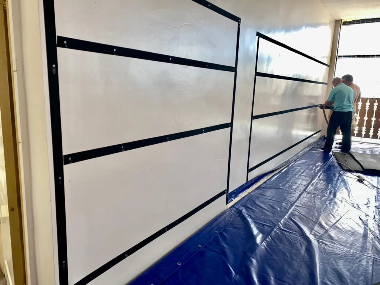 Монтаж металлического каркаса для стеновых протекторов в борцовском зале в Липецке