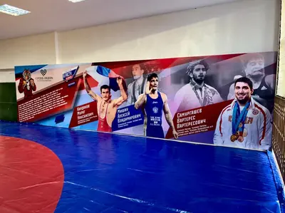 Протекторы с портретами Карданова, Мишина и Самургашева в зале борьбы фонда "Сердце лидера"