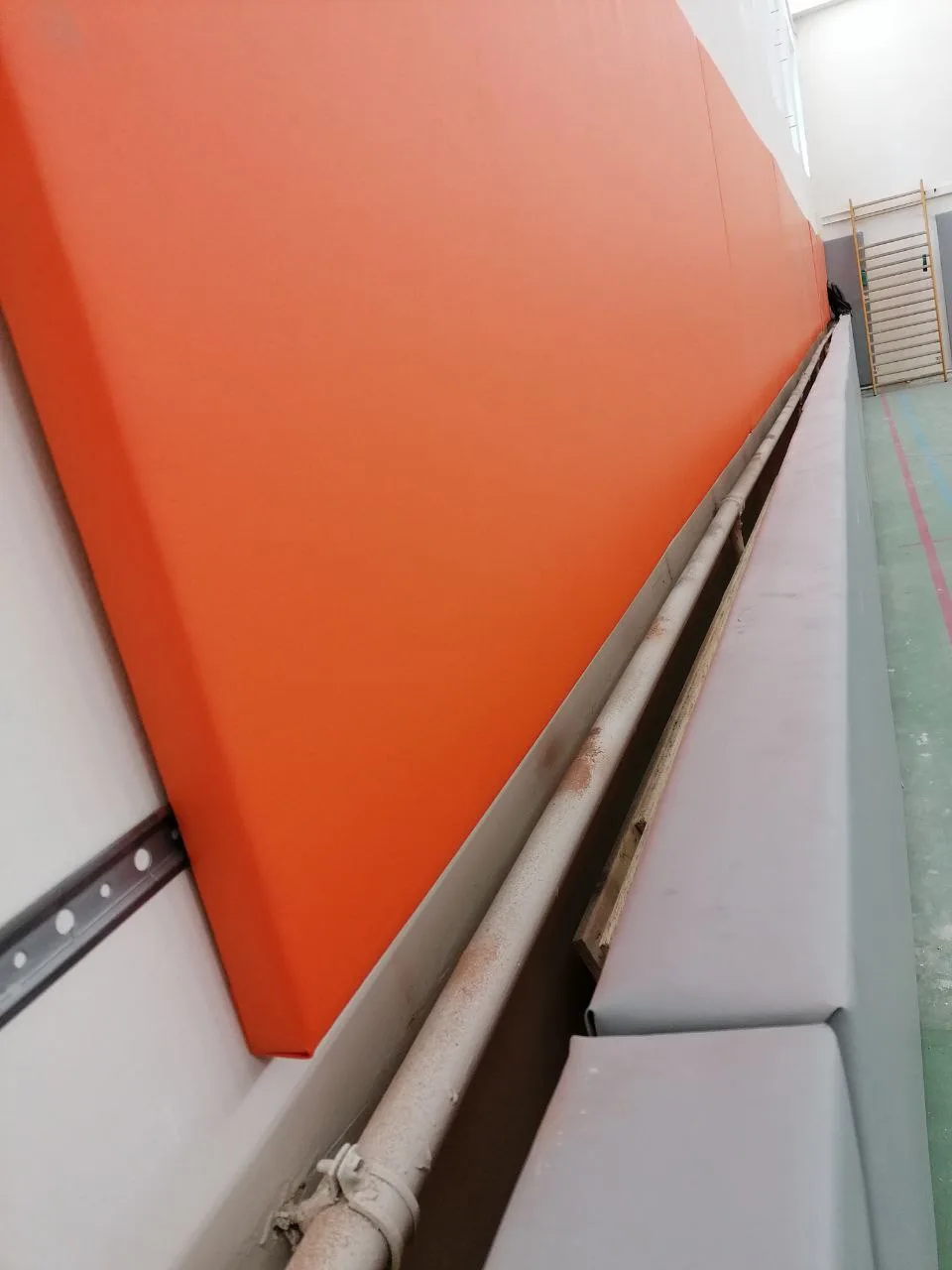 Двухуровневые стеновые протекторы: оранжевый верхний и серый нижний ярус в спортзале Люберцы