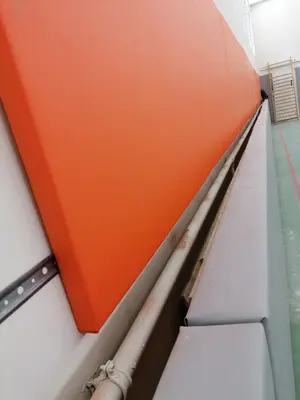 Двухуровневые стеновые протекторы: оранжевый верхний и серый нижний ярус в спортзале Люберцы