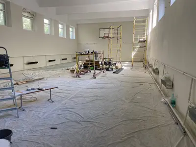 Спортзал Люберцы в процессе ремонта до установки протекторов: строительные леса и баскетбольный щит