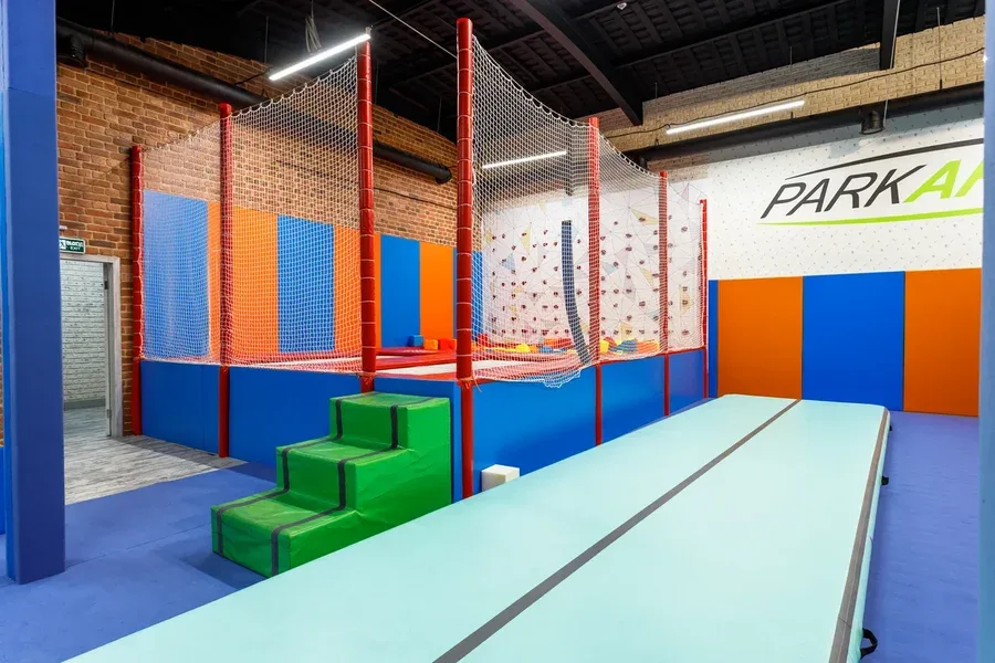 Надпись логотипа на синих стеновых протекторах в зале