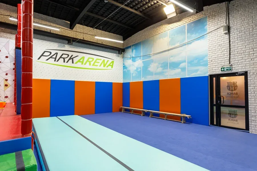 Park Arena логотип на стене, синие и оранжевые стеновые протекторы, аэродорожка, широкий общий план зала
