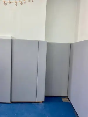Крупный план серых стеновых протекторов в углу спортзала Московской футбольной академии