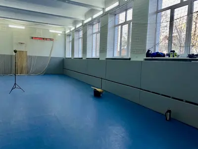 Серые стеновые протекторы на другой стене зала Московской футбольной академии