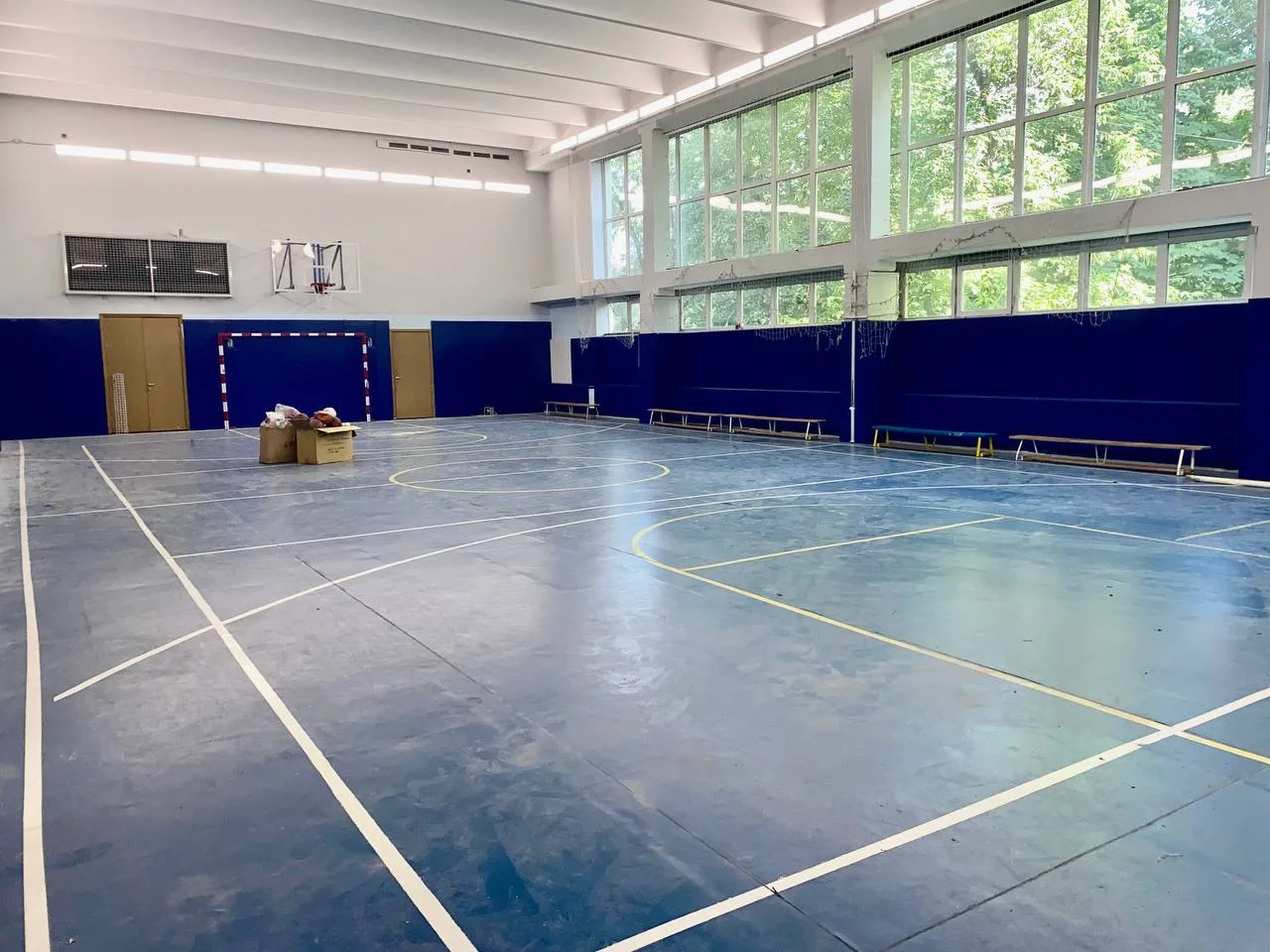 Второй спортзал школы №630 со стеновыми протекторами синего цвета