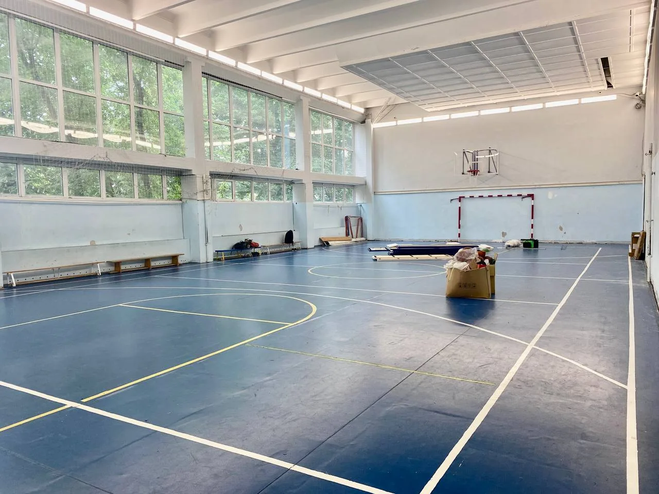 Панорама спортзала с полной обшивкой стен синими протекторами