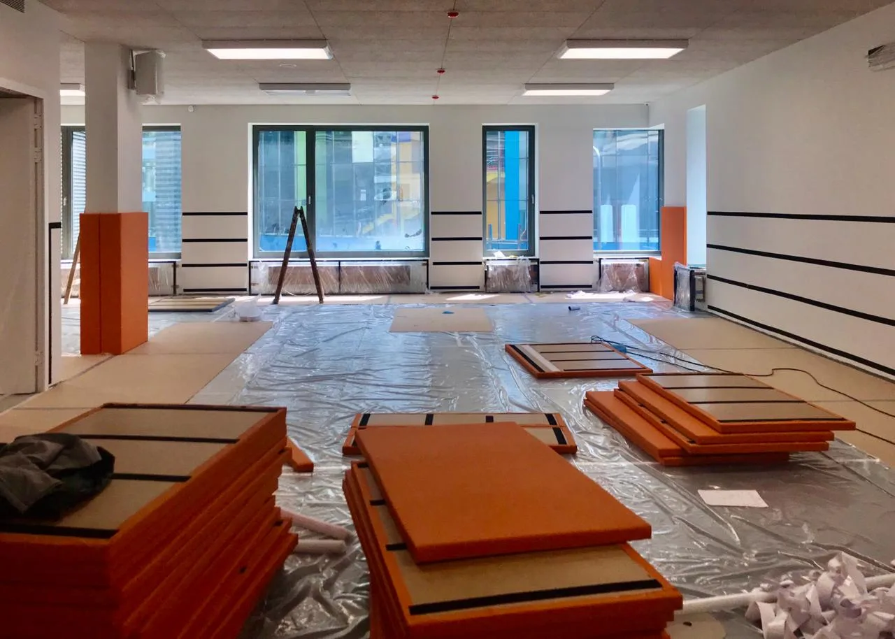 Вид защищённых стен спортзала со стороны гимнастических снарядов с протекторами