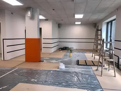 Спортзал школы Снегири — полосы велькро на стенах, оранжевый протектор на колонне, стремянка