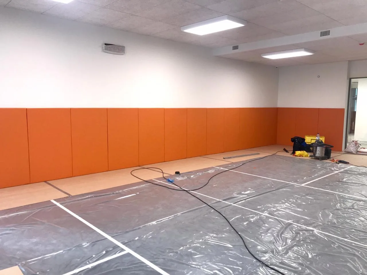 Установленная защита радиаторной батареи из экокожи фирменного цвета