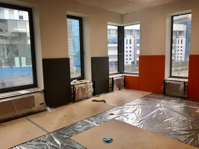 Угол спортзала школы Снегири — серые протекторы на радиаторы и оранжевые стеновые протекторы у окон