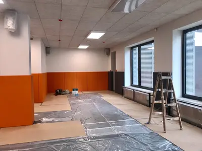 Оранжевые и серые стеновые протекторы в спортзале школы Снегири, стремянка у стены