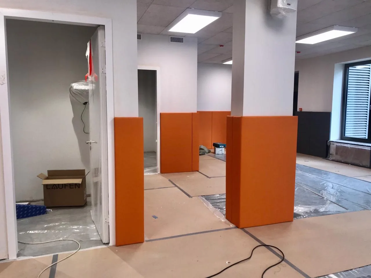 Защита радиаторной батареи и прилегающая стена со стеновыми протекторами