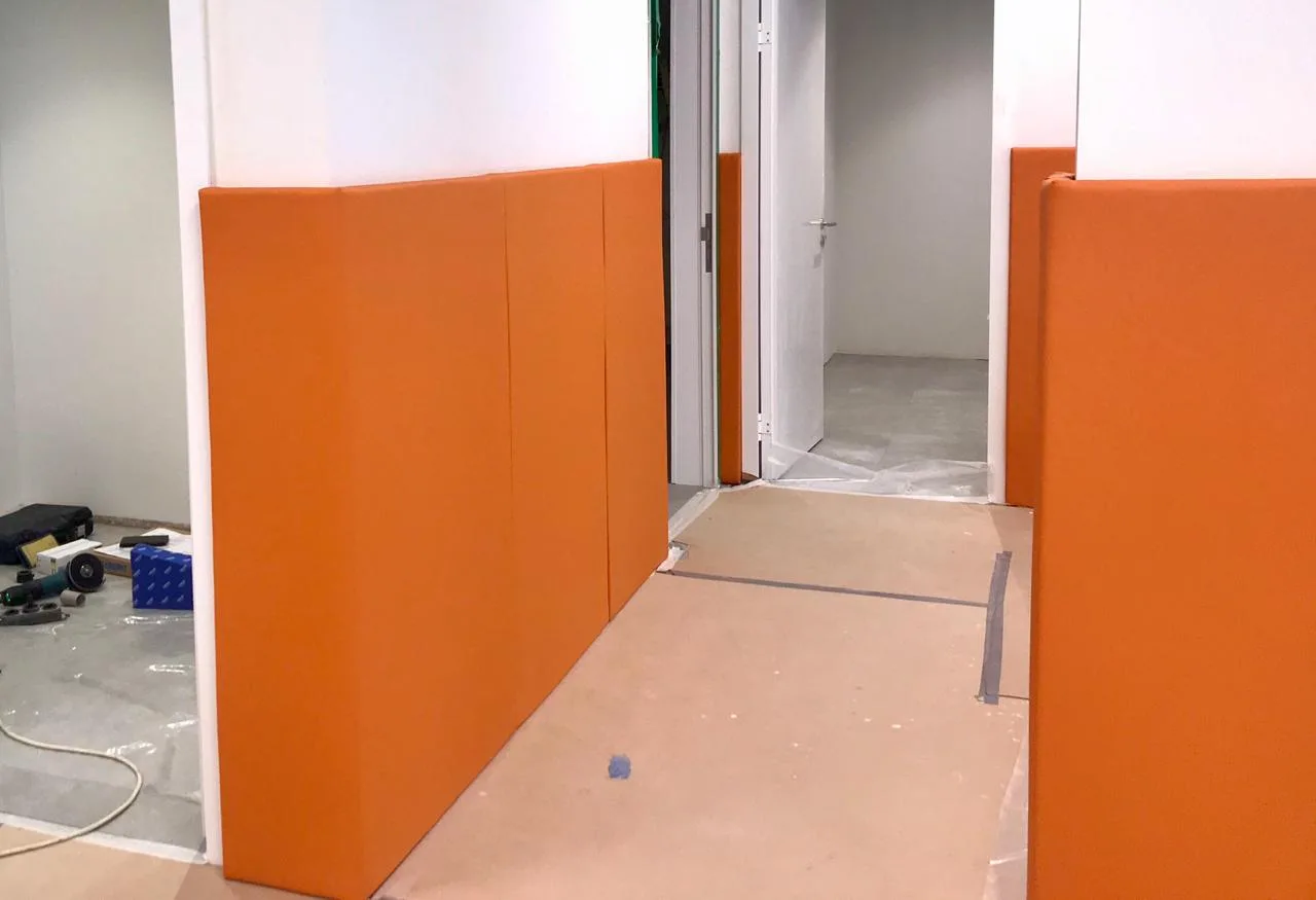 Общий вид спортзала с полной защитой в фирменных цветах школы Снегири