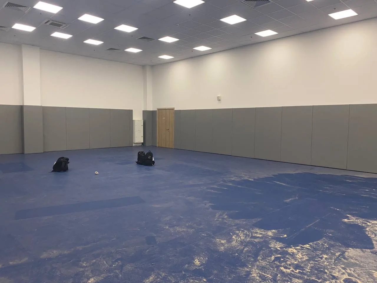 Крупный план алюминиевой направляющей и скрытого крепежа для стеновых протекторов толщиной 40 мм