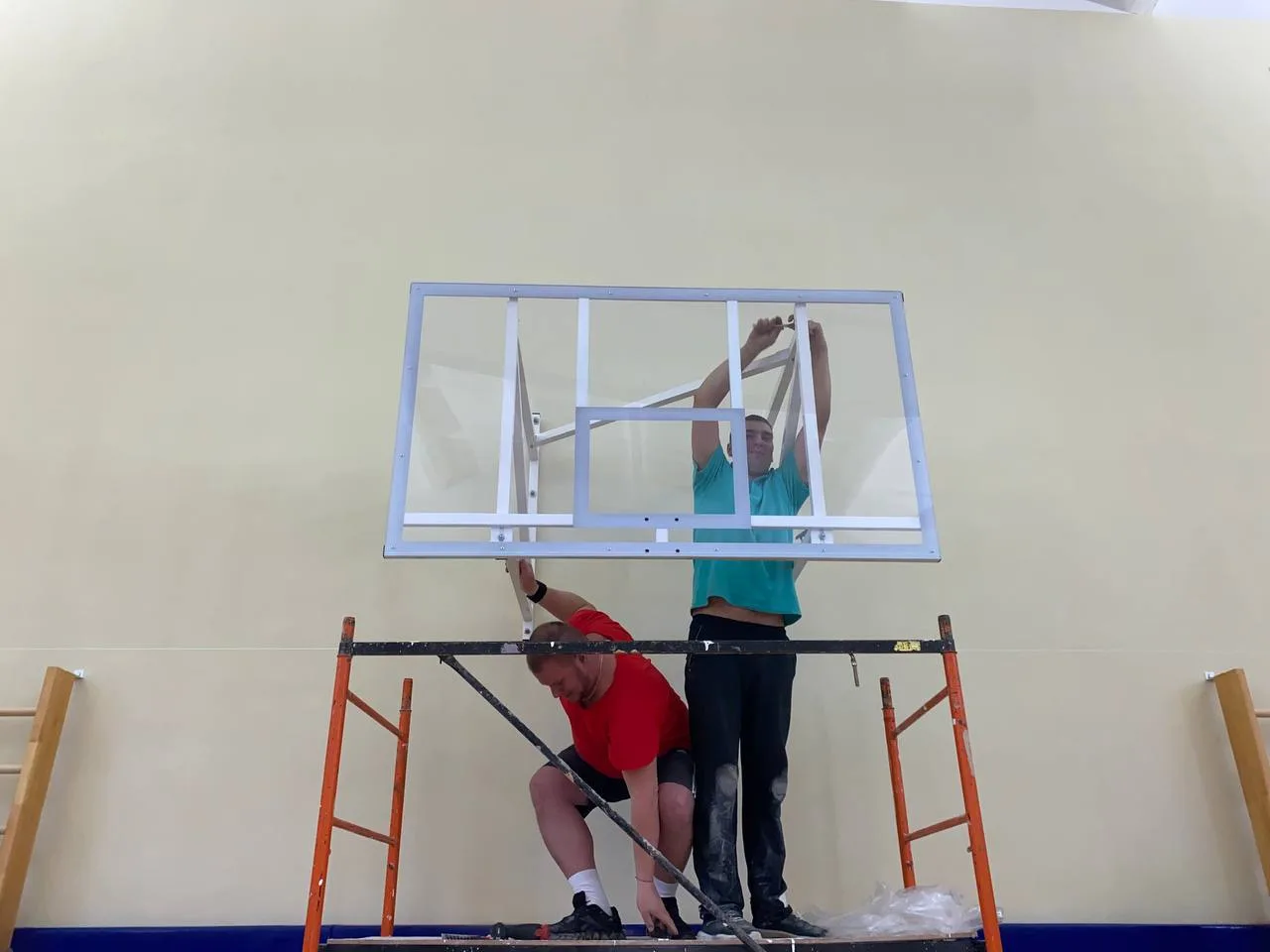 Монтаж баскетбольного щита на леса в спортзале школы №7 Няндома, синие протекторы на стенах