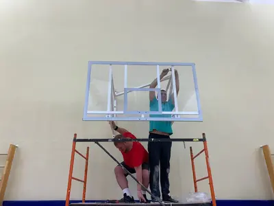 Монтаж баскетбольного щита на леса в спортзале школы №7 Няндома, синие протекторы на стенах