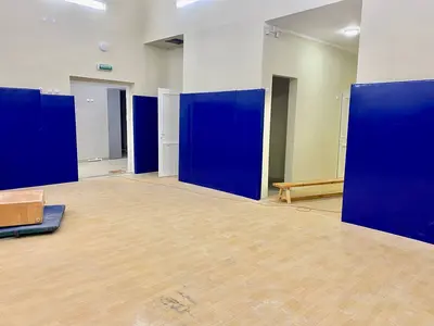 Синие стеновые протекторы вокруг дверных проёмов в спортзале школы №7 Няндома