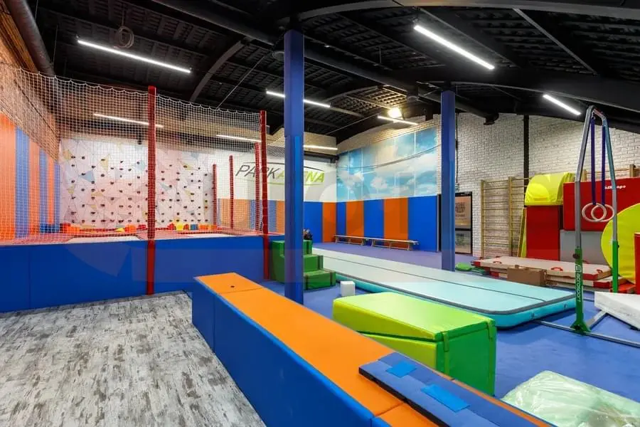 Стеновые протекторы синего и оранжевого цвета в Park Arena Москва — гимнастическая зона с матами и скалодромом