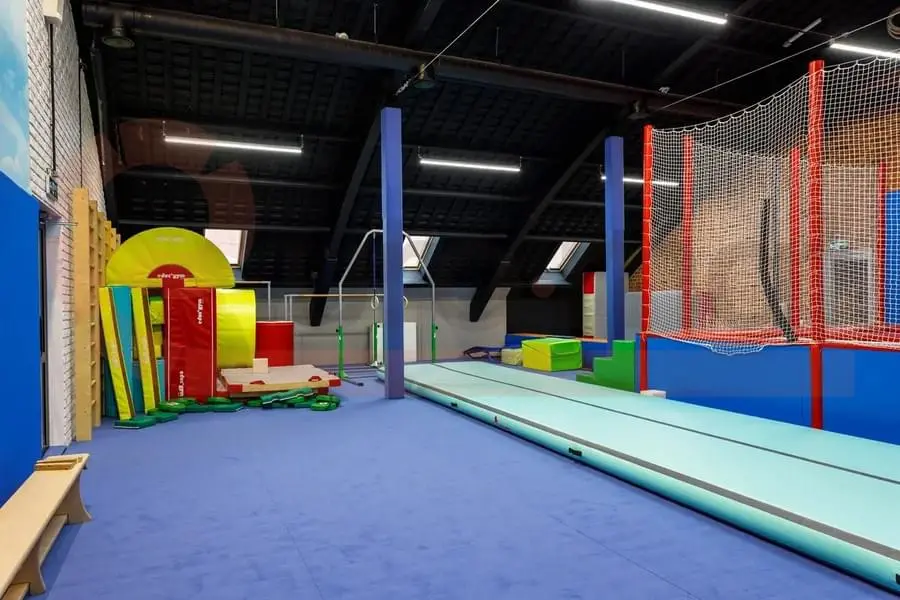 Гимнастическая зона Park Arena — синие стеновые протекторы, акробатическая дорожка и поролоновые фигуры