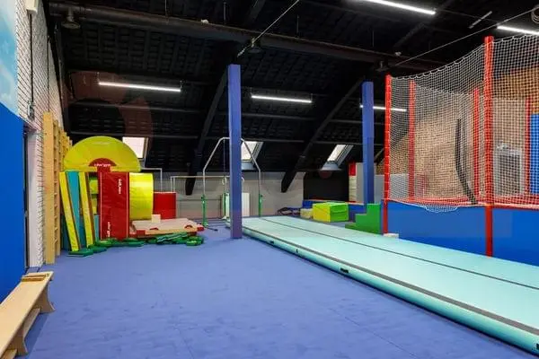 Гимнастическая зона Park Arena — синие стеновые протекторы, акробатическая дорожка и поролоновые фигуры
