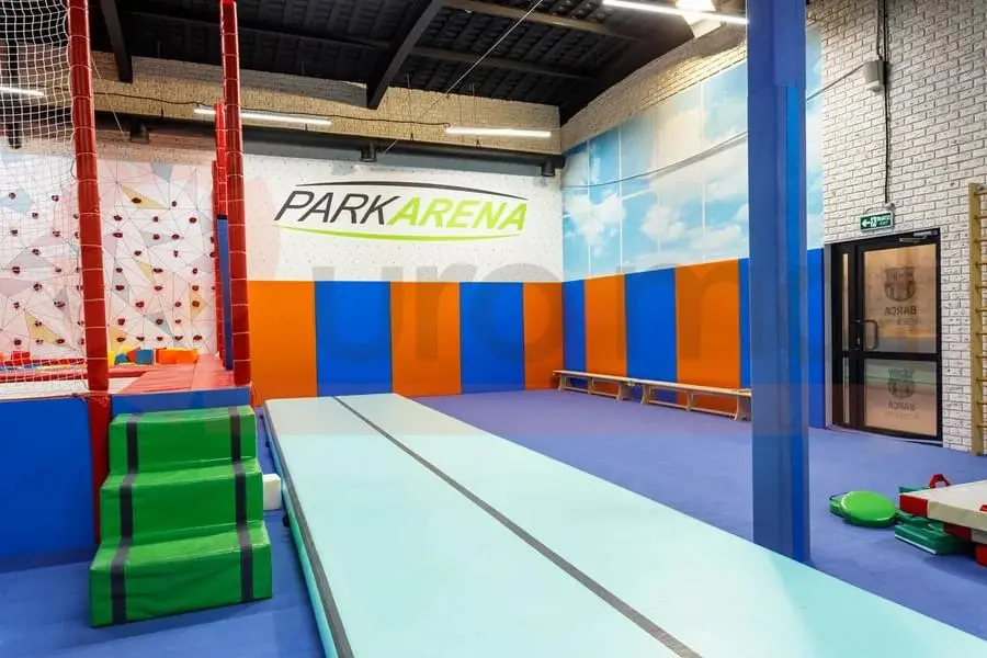 Стеновые протекторы синие и оранжевые в Park Arena — акробатическая дорожка и скалодром с логотипом