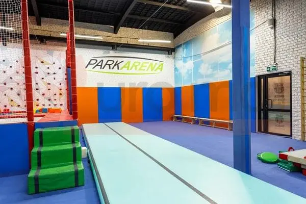 Стеновые протекторы синие и оранжевые в Park Arena — акробатическая дорожка и скалодром с логотипом