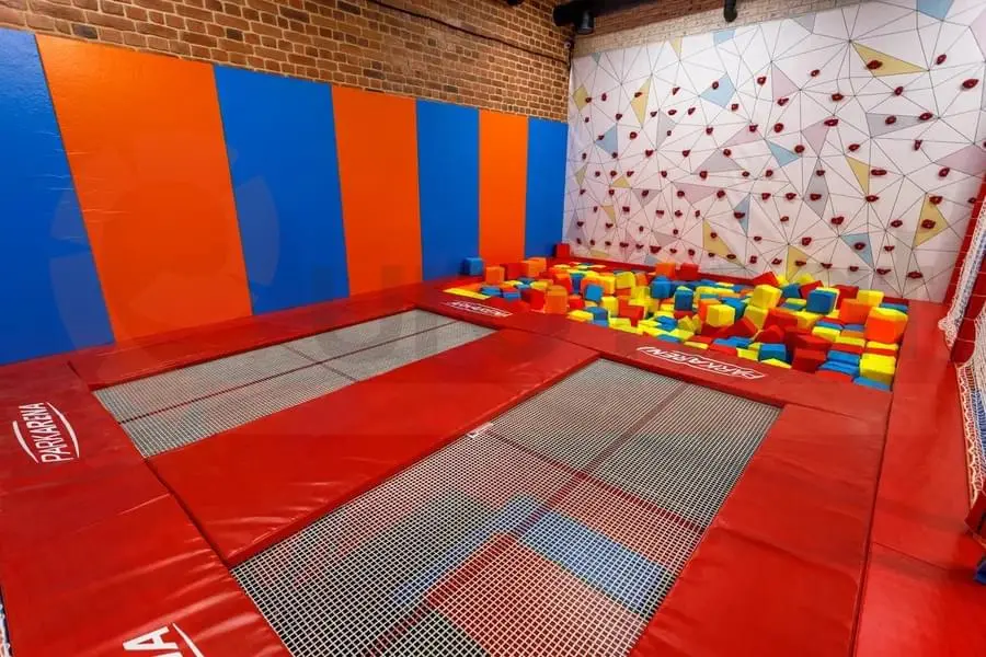 Батутная зона Park Arena — красные страховочные маты вокруг батутов, синие и оранжевые стеновые протекторы