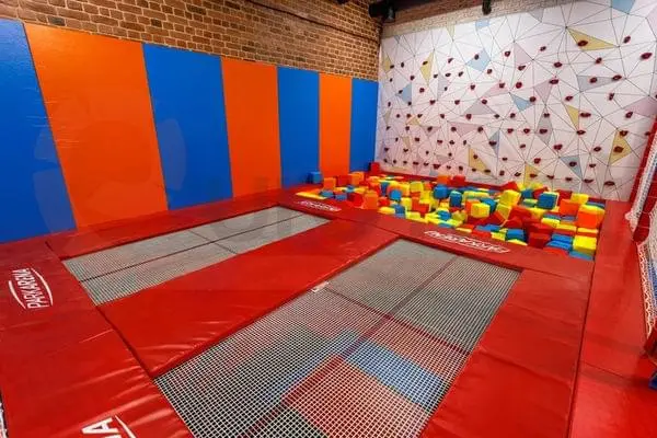 Батутная зона Park Arena — красные страховочные маты вокруг батутов, синие и оранжевые стеновые протекторы