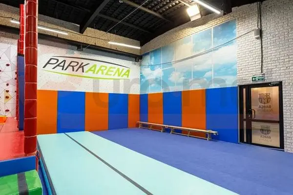 Park Arena — синие и оранжевые стеновые протекторы, акробатическая дорожка и логотип Barca Academy на двери